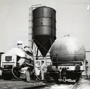 169555 Afbeelding van het overladen van cement van een silowagen van de N.S. naar een vrachtauto van Usilo op de laad- ...